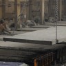 Перенос плит на заводе ЖБИ на кран балке